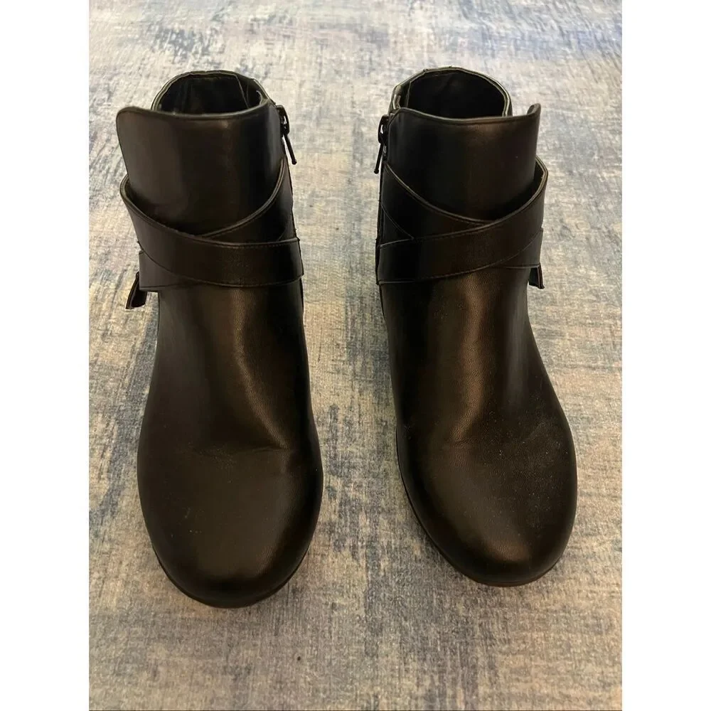 Comfortview Black Faux Leather Bronte Side Zip Ankle Booties Size 7 Wide